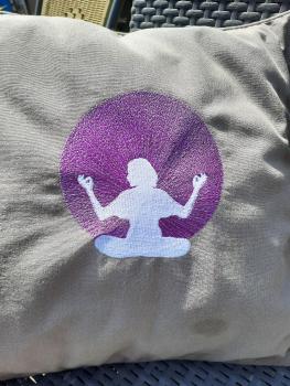 Vollstickdatei Yogadame vor Strahlenkreis